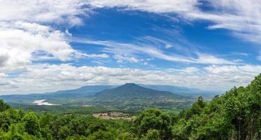 grande angular belas vistas da montanha, monte fuji na tailândia marco belo lugar para turistas phu pa po, província de loei foto