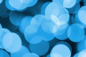 fundo abstrato elegante de natal festivo azul com muitas luzes de bokeh. imagem artística desfocada foto
