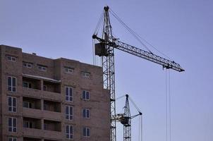 edifício em construção com guindaste foto