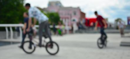 imagem desfocada de muitas pessoas com bicicletas bmx. encontro de fãs de esportes radicais foto