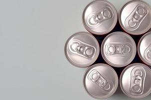 muitas novas latas de alumínio de refrigerantes ou recipientes de bebidas energéticas. conceito de fabricação de bebidas e produção em massa foto