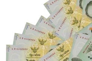20 contas de baht tailandês encontram-se em ordem diferente isoladas em branco. banco local ou conceito de ganhar dinheiro foto