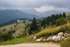 paisagem enevoada nas montanhas dos Alpes dináricos foto
