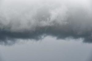 céu tempestuoso cinza antes da chuva. nuvens de tempestade de fundo. foto