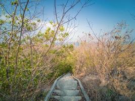 bela natureza e escada para o topo da ilha de koh lan pattaya thailand.koh lan ilha é a famosa ilha perto da cidade de pattaya o destino de viagem na tailândia. foto