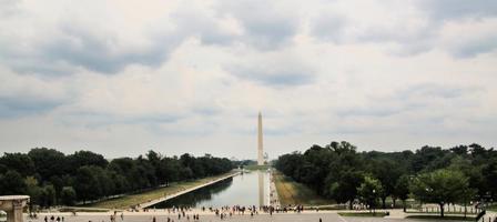 uma vista do monumento de Washington foto