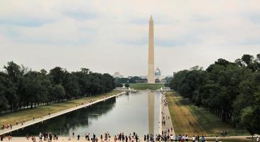 uma vista do monumento de Washington foto