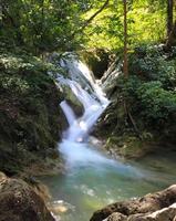 bela cachoeira no parque nacional de erawan