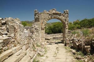 portão na cidade antiga de aspendos em antalya, turkiye foto