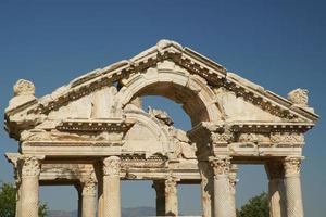 portal monumental, tetrapylon na cidade antiga de aphrodisias em aydin, turkiye foto