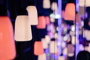 conceito de vida digital. abstrato cheio de iluminação de luzes led coloridas infinitas. lâmpadas coloridas em um fundo bokeh. foto