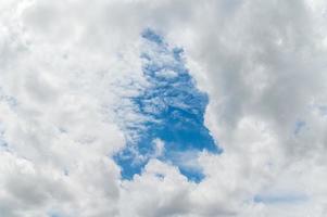 fundo de céu azul. lindo céu nuvem clara foto