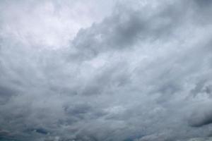 nuvens de tempestade flutuando em um dia chuvoso com luz natural. cenário cloudscape, tempo nublado. fundo de ambiente de natureza cênica de nuvens brancas e cinzentas foto