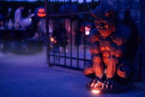 decoração de gárgula de halloween foto