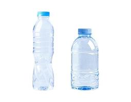 garrafa de água de plástico para bebida isolada no fundo branco. foto