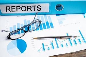relatórios. negócios de relatório de finanças de dados de fichário com análise de gráfico no escritório. foto