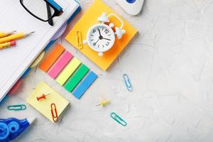 material de escritório está em uma mesa cinza, para trabalhar com as próprias mãos em casa. foto