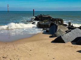 defesas rochosas da praia de groyne de waxham em norfolk foto