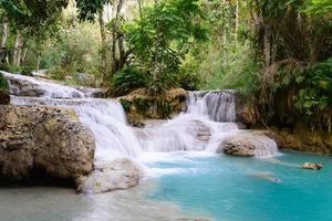 cachoeira kouangxi em luang prabang no laos. foto