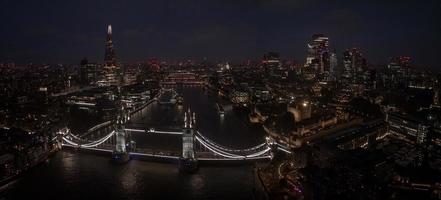 vista aérea para a ponte da torre iluminada e o horizonte de londres, reino unido foto