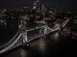 vista aérea para a ponte da torre iluminada e o horizonte de londres, reino unido foto