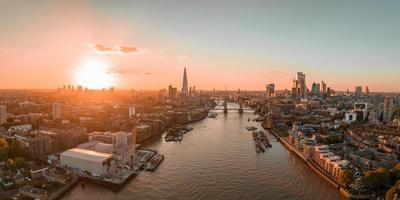 vista aérea da ponte da torre de londres ao pôr do sol. foto