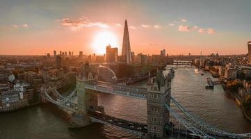 vista aérea da ponte da torre de londres ao pôr do sol. foto