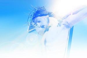 jesus cristo na cruz contra um fundo de céu azul foto