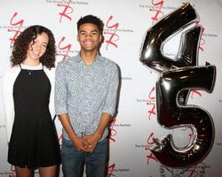 los angeles - 26 de março lexie stevenson, noah alexander gerry no the young and the restless comemoram 45º aniversário na cbs television city em 26 de março de 2018 em los angeles, ca foto