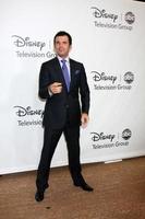 los angeles - 27 de julho - tony dovolani chega ao abc tca party summer 2012 no beverly hilton hotel em 27 de julho de 2012 em beverly hills, ca foto