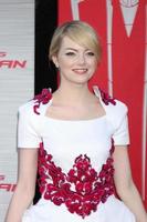 los angeles - 28 de junho - emma stone chega na estréia do incrível homem-aranha no teatro da vila em 28 de junho de 2012 em westwood, ca foto