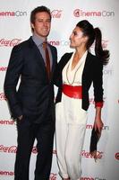 las vegas - 18 de abril - armie hammer, elizabeth Chambers in the cinemacon big scrren achievement awards sala de imprensa no caesars palace em 18 de abril de 2013 em las vegas, nv foto