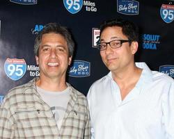 los angeles - 31 de maio - ray romano, tom caltabiano comemorando o lançamento do dvd de 95 milhas para ir no restaurante de churrasco baby blues em 31 de maio de 2012 em hollywood, ca foto