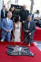 los angeles - 3 de maio mitch ofarrell, mila kunis, zoe saldana, james cameron, leron gubler na cerimônia da estrela zoe saldana na calçada da fama de hollywood em 3 de maio de 2018 em los angeles, ca foto