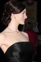 los angeles - 27 de fevereiro - figura de cera de anne hathaway na revelação da figura de cera do museu de cera madame tussaud no tcl chinese 6 theatres em 27 de fevereiro de 2014 em los angeles, ca foto