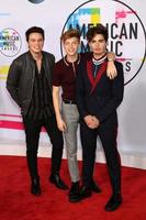 los angeles - 19 de novembro de liam attridge, ricky garcia, emery kelly, para sempre em sua mente no american music awards 2017 no microsoft theater em 19 de novembro de 2017 em los angeles, ca foto