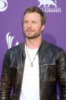 las vegas - 1 de abril - dierks bentley chega aos prêmios da academia de música country de 2012 no mgm grand garden arena em 1 de abril de 2010 em las vegas, nv foto