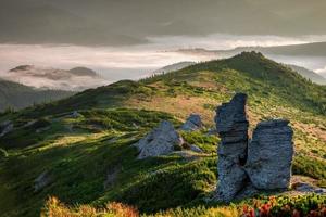 Montanhas carpathian. nascer do sol nas montanhas com nevoeiro foto