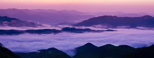 montanha com neblina do nascer do sol