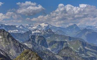 Alpes austríacos com couds brancos e céu azul foto