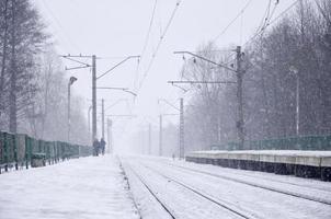 estação ferroviária na tempestade de neve do inverno foto