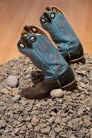 botas de couro azul trival e tradicional do méxico, em pedras, méxico, foto