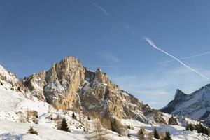 crista rochosa entre paisagem alpina de inverno ao anoitecer foto
