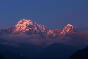Annapurna i Himalaya mountains em nepal ao nascer do sol foto