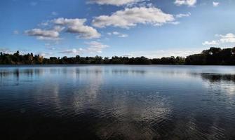 uma vista do lago ellesmere foto