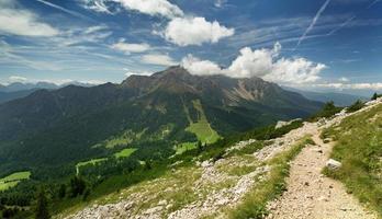 vista do vale da trilha alpina foto