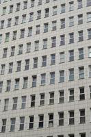 muitas janelas de um prédio de escritórios de vários andares foto