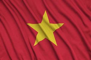 A bandeira do vietnã é retratada em um tecido esportivo com muitas dobras. bandeira da equipe esportiva foto
