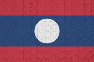 a bandeira do laos é retratada em um quebra-cabeça dobrado foto