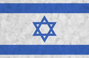 bandeira de israel retratada em cores brilhantes de tinta na parede de reboco em relevo antigo. banner texturizado em fundo áspero foto
